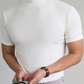 Camiseta Ajustada de Cuello Alto para Hombre – Estilo Moderno y Confortable para Todos los Días