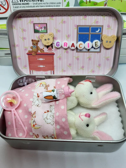 🥚【1º en Semana Santa】🐰 Mini Peluche de Conejito en Lata – Regalo Divertido y Encantador para Pascua 🎁✨