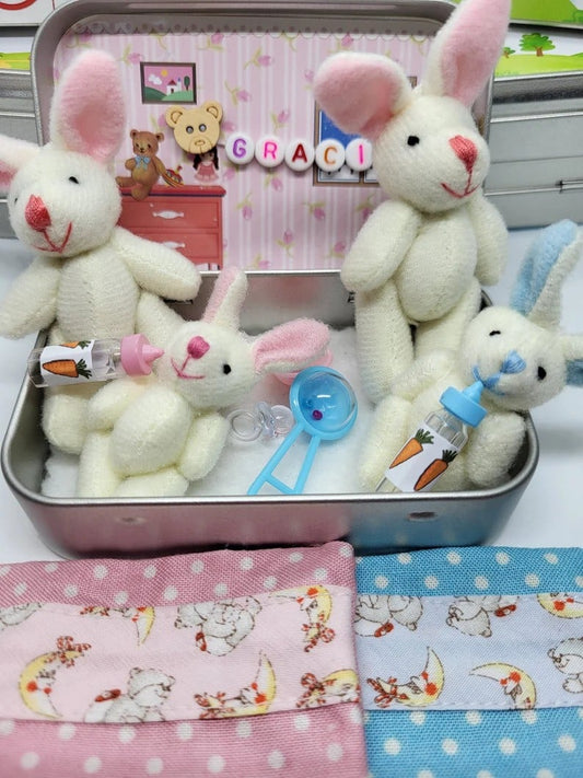 🥚【1º en Semana Santa】🐰 Mini Peluche de Conejito en Lata – Regalo Divertido y Encantador para Pascua 🎁✨