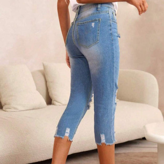 ¿Vaqueros aburridos? Rotos estratégicos y bajo sin rematar, el look con actitud que buscas. 👖🔥