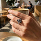 💎   ¡50% de descuento en anillo vintage bohemio!   💎  Diseño de la vid floral, joya de lágrima negra y acentos espumosos para una elegancia atemporal ✨