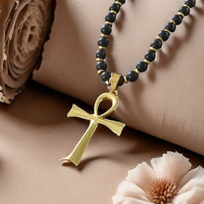 Collar colgante cruz vintage con perlas de hematita