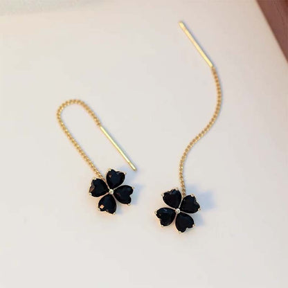 Elegantes pendientes de rosca de trébol de cuatro hojas