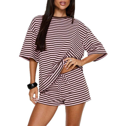 Conjunto de camiseta y pantalones cortos de rayas sobredimensionados para mujer