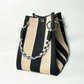 Bolso de mano de balde de punto a rayas