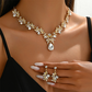 Conjunto de Collar y Aretes con Colgante de Lágrima Brillante