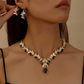 Conjunto de Collar y Aretes con Colgante de Lágrima Brillante